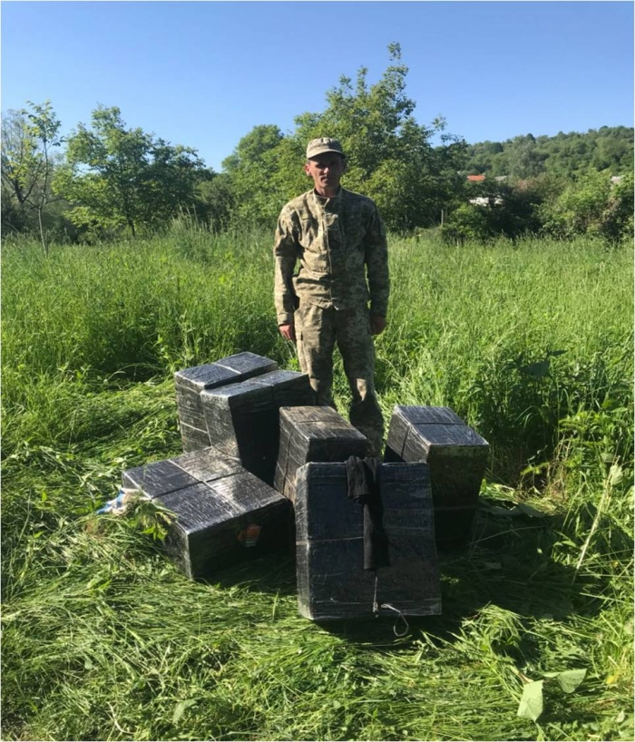 Контрабандисти втекли від закарпатських прикордонників, полишивши 3 тисячі пачок цигарок на березі Тиси
