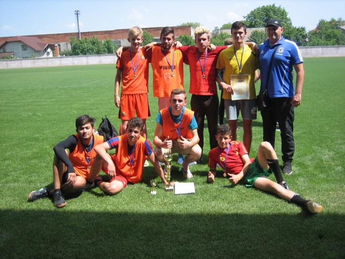 На міні-футбольному турнірі в Ужгороді до Дня матері перемагає «Інваспорт»