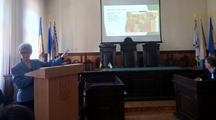 Про місцеві уряди в США закарпатським студентам розповідала професорка зі штату Орегон