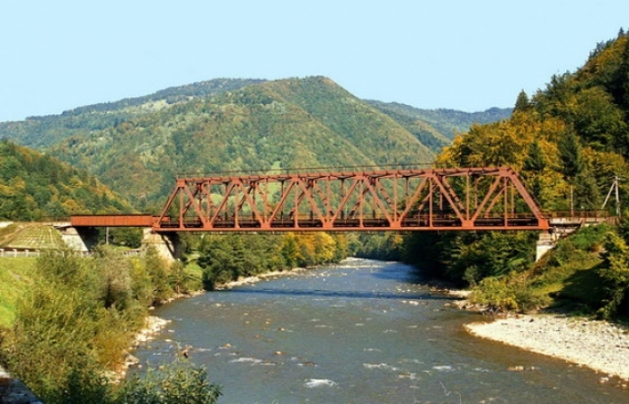 Рятувальники шукають двох дітей, яких втратили нелегали, перетинаючи Тису