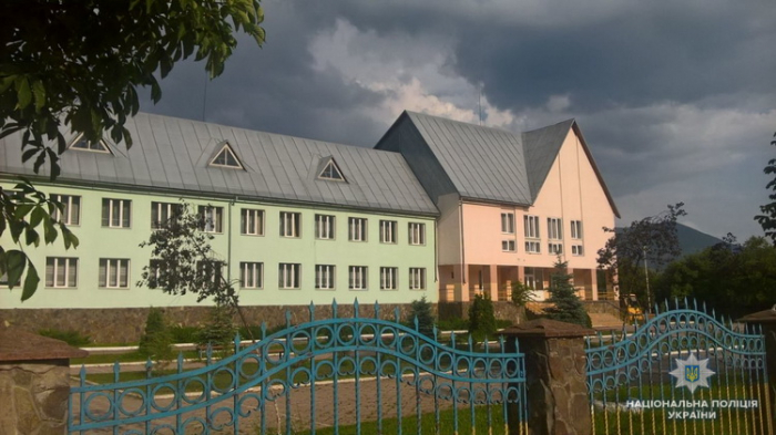 Неповнолітнього зека-закарпатця суд посадив під цілодобовий домашній арешт