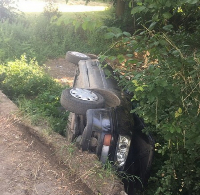 На Закарпатті іномарка після "поцілунку" з огорожею вилетіла у канал!