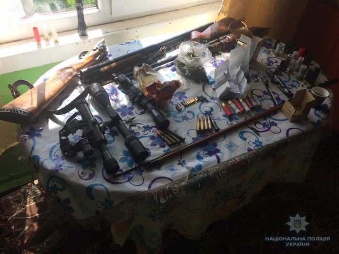 Вдома у закарпатського горянина знайшли зброю, патрони та наркотики