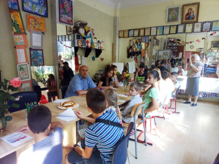 В Ужгороді вихованцям родинного будинку "Нова сім’я" дохідливо розповіли про доходи й заощадження