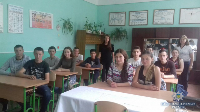 На Закарпатті ювенальні поліцейські завітали до дітей у села Розтовиця та Тибава
