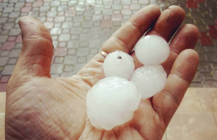 По Ужгороду "вдарила" сильна злива з градом!