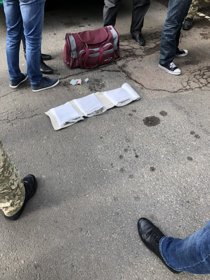 Марихуану знайшли у міжнародному пасажирському автобусі на кордоні зі Словаччиною