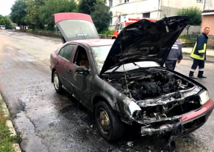 "Шкодовка" горіла-палала посеред білого дня у гірському райцентрі Закарпаття 
