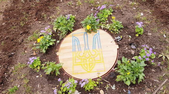 Ужгородці вміють творити красу довкола себе своїми руками! Ще приємніше, коли ця краса — патріотична!