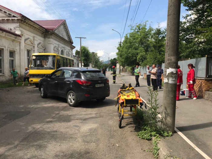 Автобус із легковиком "спалахнули" сьогодні посеред райцентру на Закарпатті