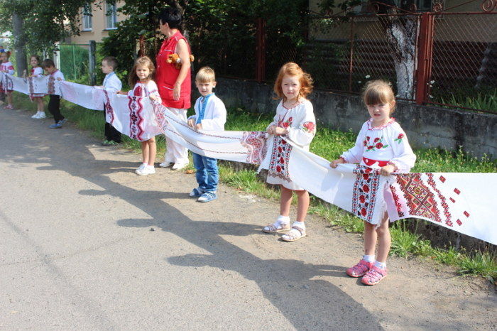 Райцентр неподалік Ужгорода знову відзначився "вишиваним" флешмобом