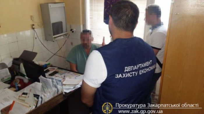 Мукачівський лікар вимагав від пацієнта чотири сотні "зелених"