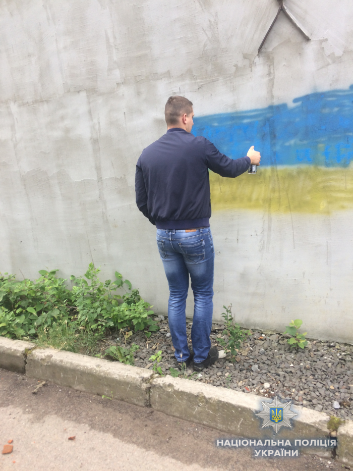 Рекламу наркотиків на парканах і будівлях замальовують сьогодні у містах і селах Закарпаття