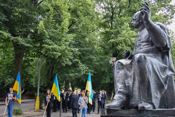 Квіти до пам’ятників Тарасу Шевченку та президенту Карпатської України Августину Волошину поклали в Ужгороді