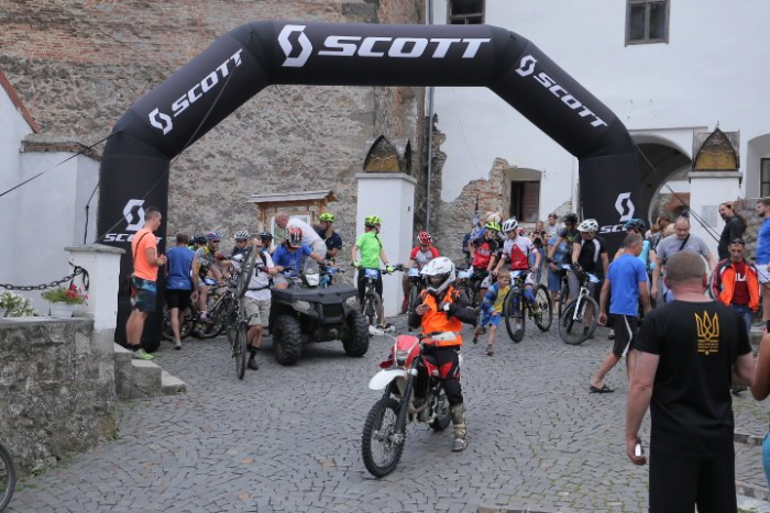 Велогонка "Три замки Закарпаття" стартувала з Мукачева