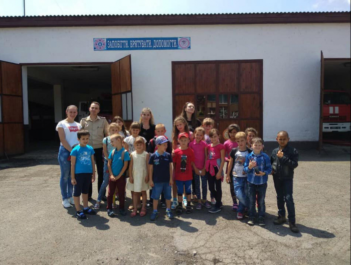 Закарпатські рятувальники навчають дітей, як провести літні канікули цікаво і головне безпечно