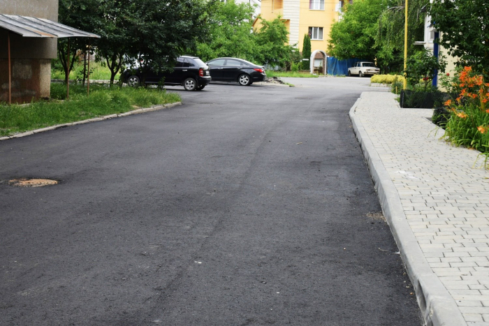 В Ужгороді капітально відремонтували внутрішньоквартальну територію