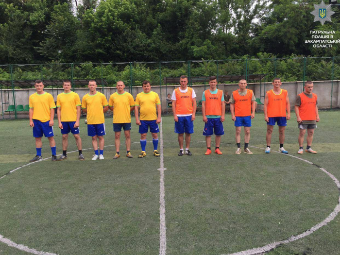 На стадіоні "Спартак" в Ужгороді змагалися патрульні та нацгвардійці