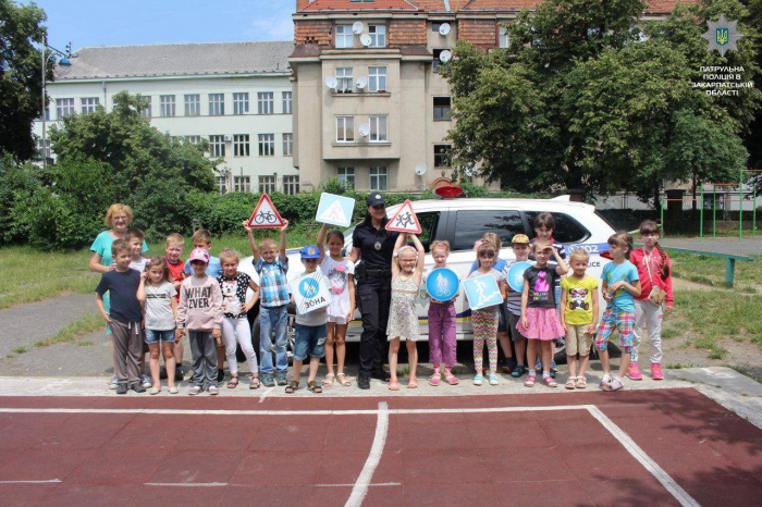 Закарпатські патрульні відвідують пришкільні табори з тематичними лекціями