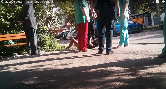 Як в Ужгороді п'яну жінку біля дитячого майданчика вгамовувала поліція