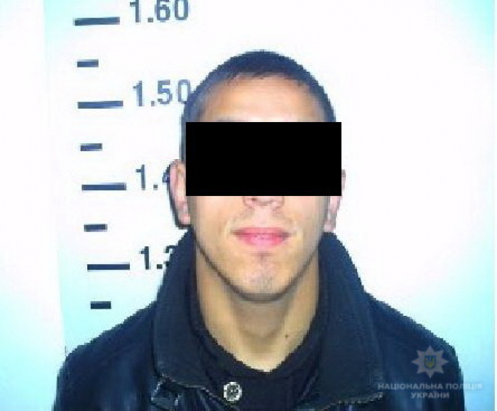 Чоловіка, який вихопив з рук потерпілого гроші та мобільний в Ужгороді, затримали