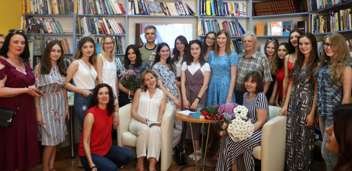 Нотаткам з шухляди прийшов час іти в люди: випускниця УжНУ презентувала дебютну збірку «Самість: добрі поезії»