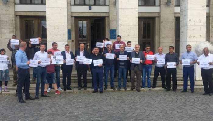 Кількадесят людей зібралися під стінами Закарпатської ОДА на акцію “Я проти расизму”