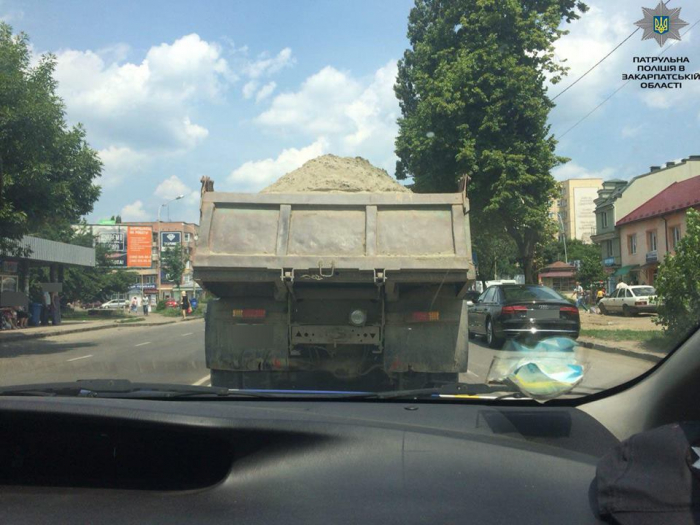 Закарпатські копи: Перевозити вантаж потрібно з дотриманням ПДР, інакше — протокол