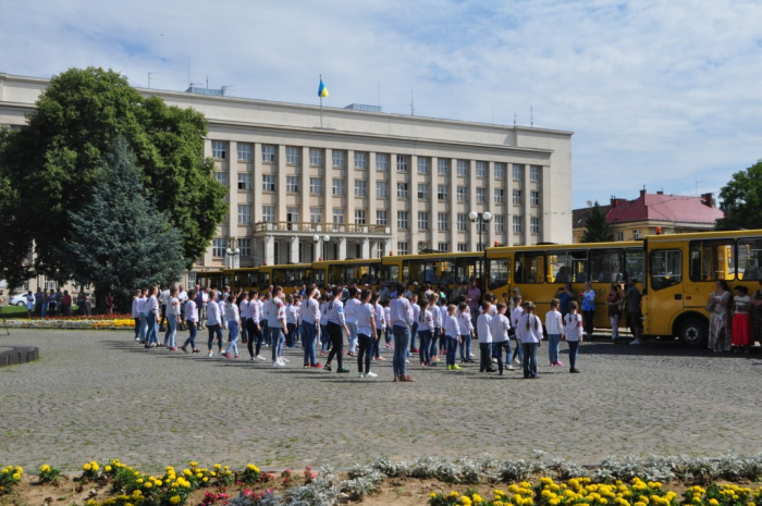 11 закарпатських шкіл отримали нові шкільні автобуси