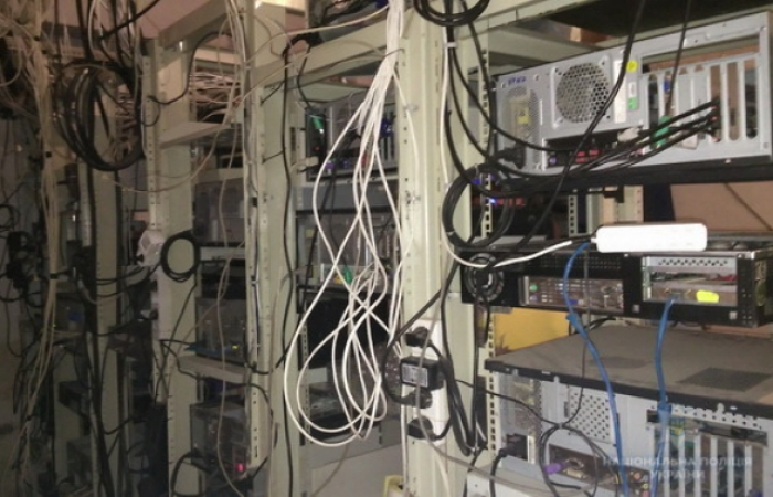 Двійко виноградівців незаконно роздавали Інтернет з підвала