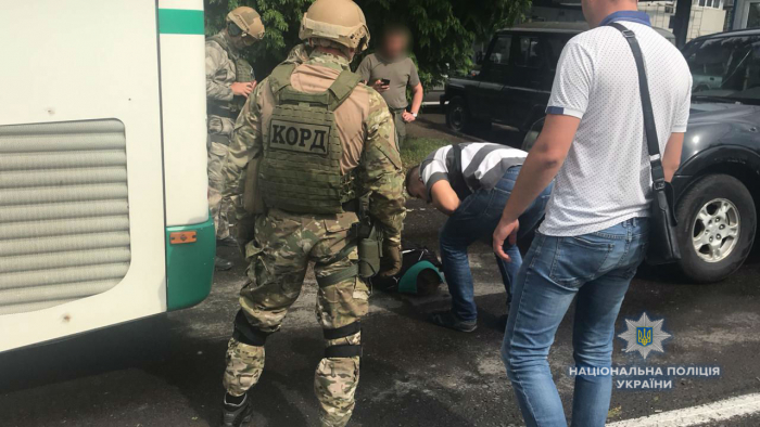 До 10 років позбавлення волі загрожує молодику, який намагався перевезти у рейсовому автобусі через кордон 2,5 кг наркотиків 