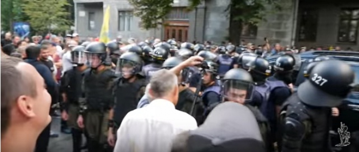 Автомобіль нардепа - колишнього закарпатця - Пинзеника збив мітингаря в Києві