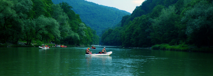 "Тріо" мандрівників-іноземців "випали" з човна на прикордонній Тисі