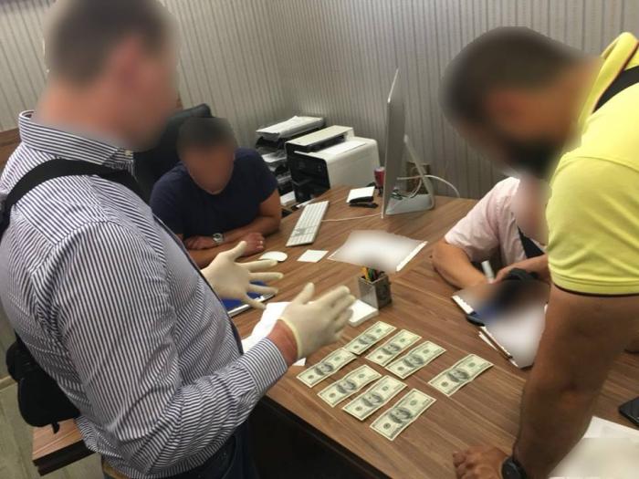 Півтора десятка закарпатців-хабарників вимагали більше восьми мільйонів гривень