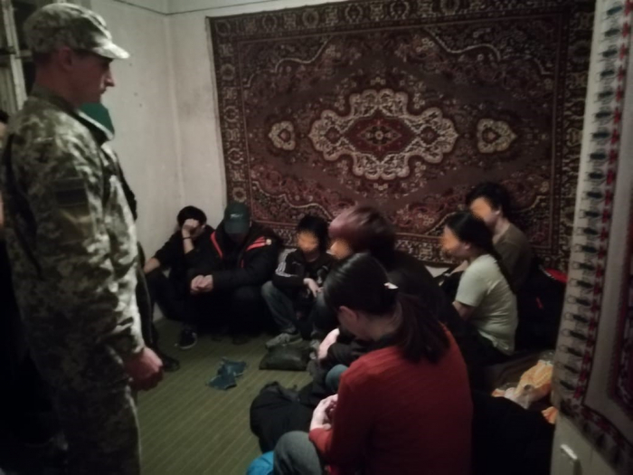 Тринадцять нелегалів-в’єтнамців затримали у приватному помешканні в Перечині прикордонники Закарпаття