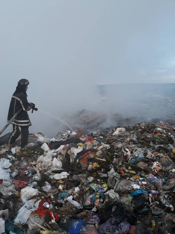 Сміттєзвалище палало сьогодні у закарпатському Мукачеві