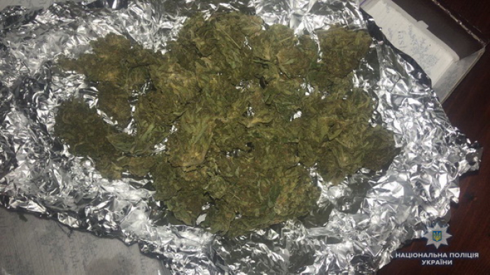 Запаси дурману виявила поліція у молодого мукачівця під час обшуку