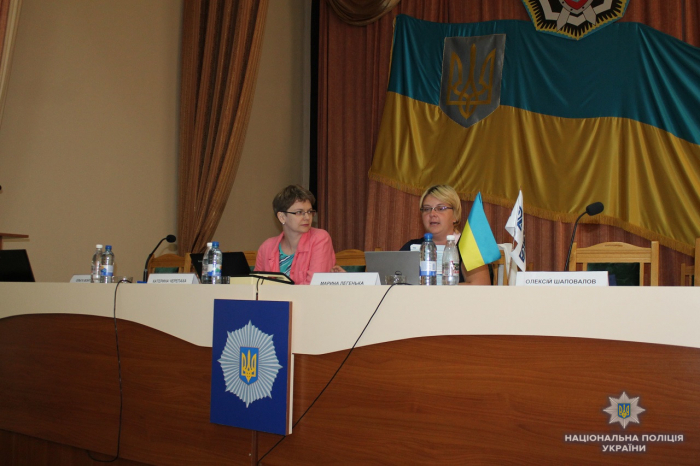 Сімейне насилля "розкладають по полочкам" на тренінгу в Нацполіції Закарпаття в Ужгороді