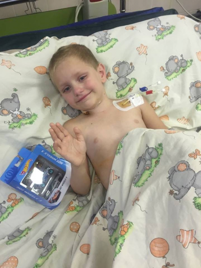 Шестирічний закарпатець, що його у вихідні доправили "бортом" ДСНС до Києва, пішов на поправку