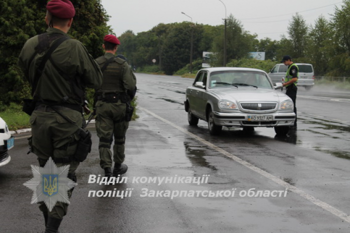 Поліція з нацгвардійцями вийшла на посилене патрулювання доріг Закарпаття