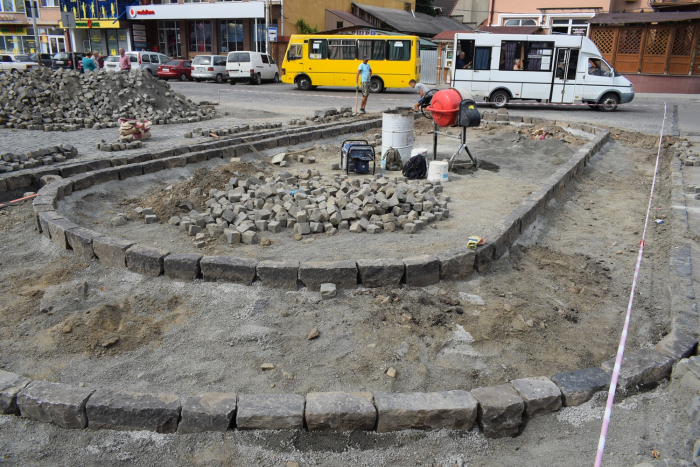 Транспортне коло облаштовують на площі Корятовича в Ужгороді