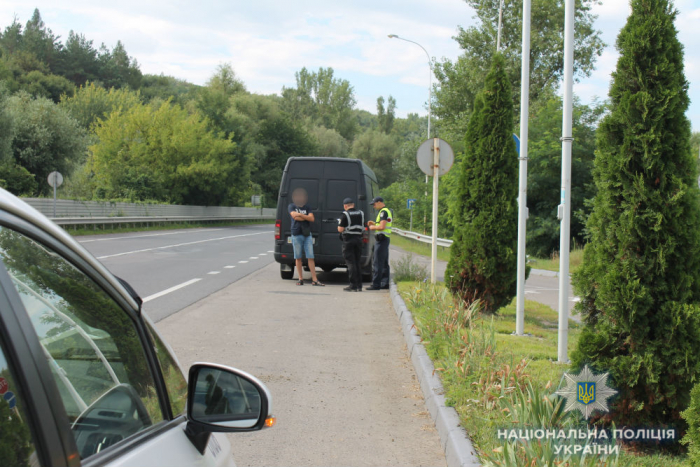 Поліція продовжує відпрацювання пасажирських перевізників на дорогах Закарпаття