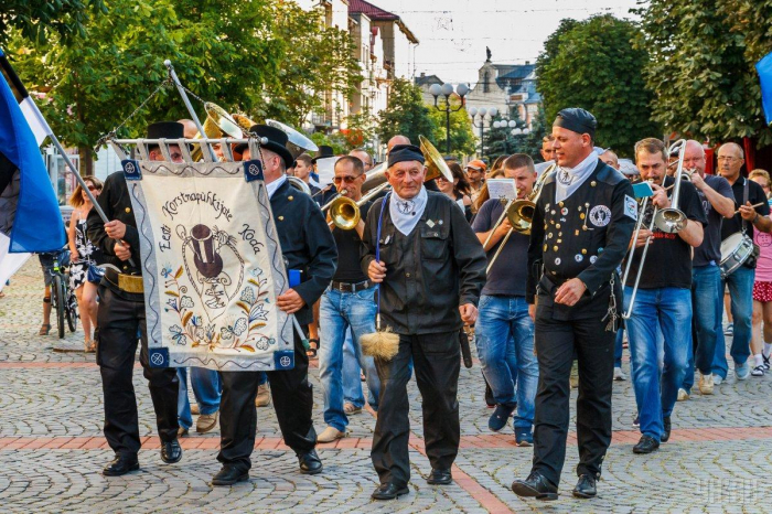 Студенти вишу з Ужгорода також привітали легендарного мукачівського "трубочиста"