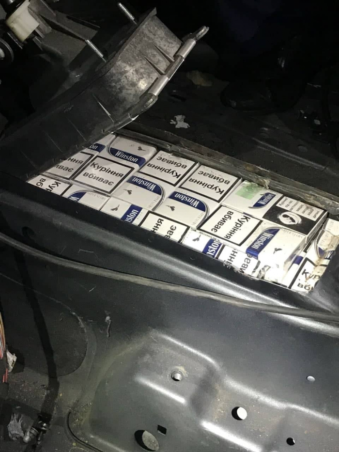 "Тріо" іномарок перевозило через кордон з Угорщиною майже тисячу пачок контрабандних цигарок