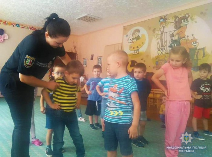 Ювенали розповіли вихованцям ужгородського садочку про правила дорожнього руху