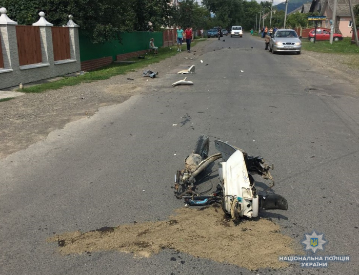 Старенький скутерист загинув під колесами Мерседеса на Тячівщині