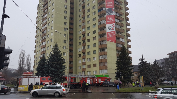 Ужгородські патрульні вмовили чоловіка не стрибати з 16-поверхівки