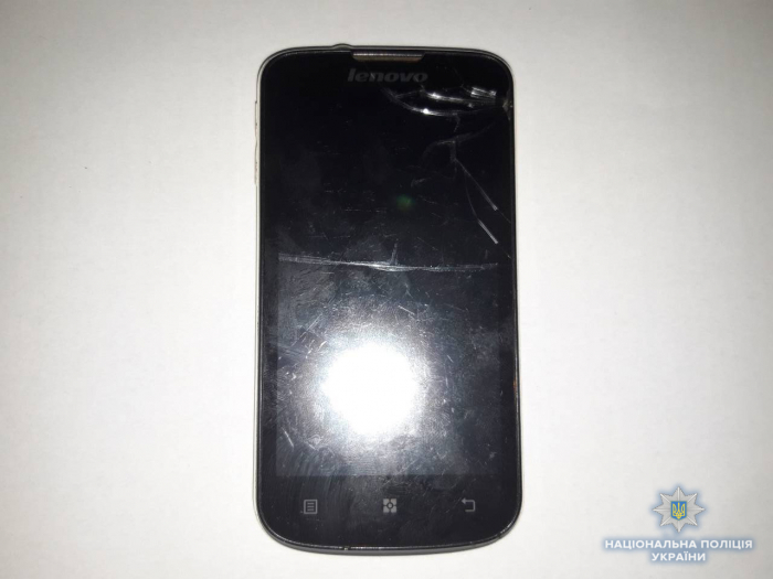 Ніяк без спілкування: на Виноградівщині крадій поцупив у чоловіка два мобільні телефони