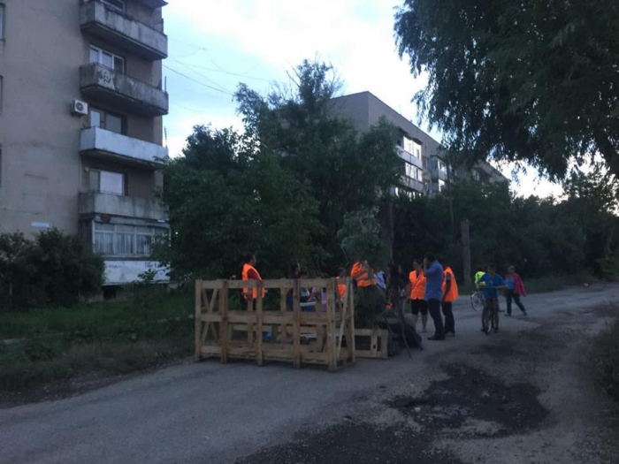 Берегівчани заблокували рух для проїзду каміонів – чергують цілодобово