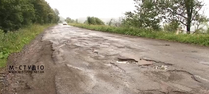 Дві сторони однієї дороги: як виглядає траса, яка сполучає Львівську та Закарпатську області (ВІДЕО)